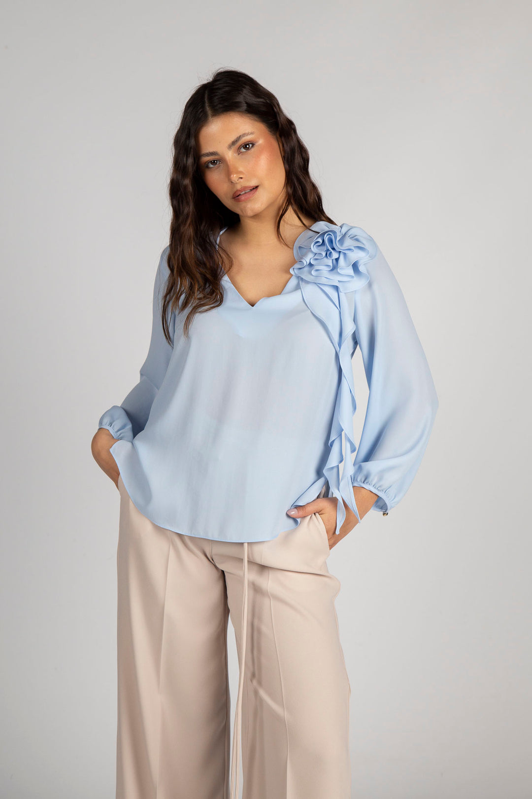 BLUSA AZUL CLARO COM FLOR SILVINA CAMPOS
