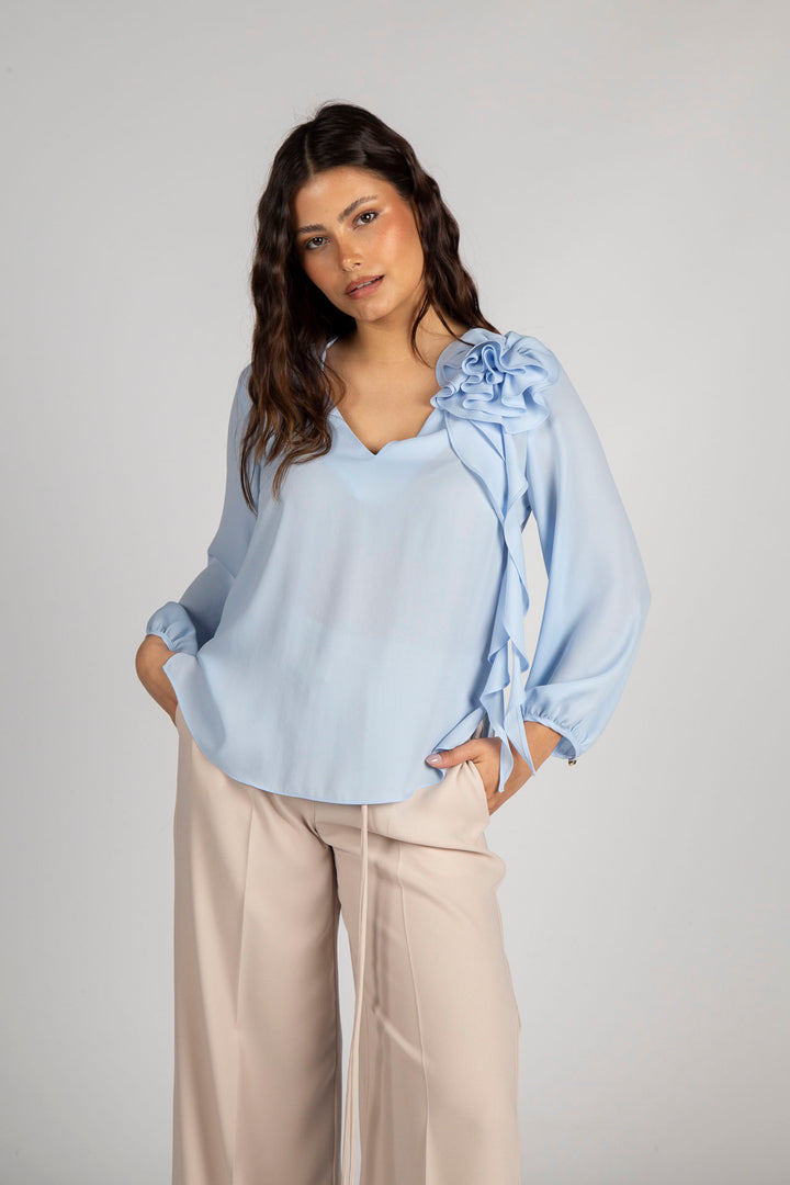 BLUSA AZUL CLARO COM FLOR SILVINA CAMPOS