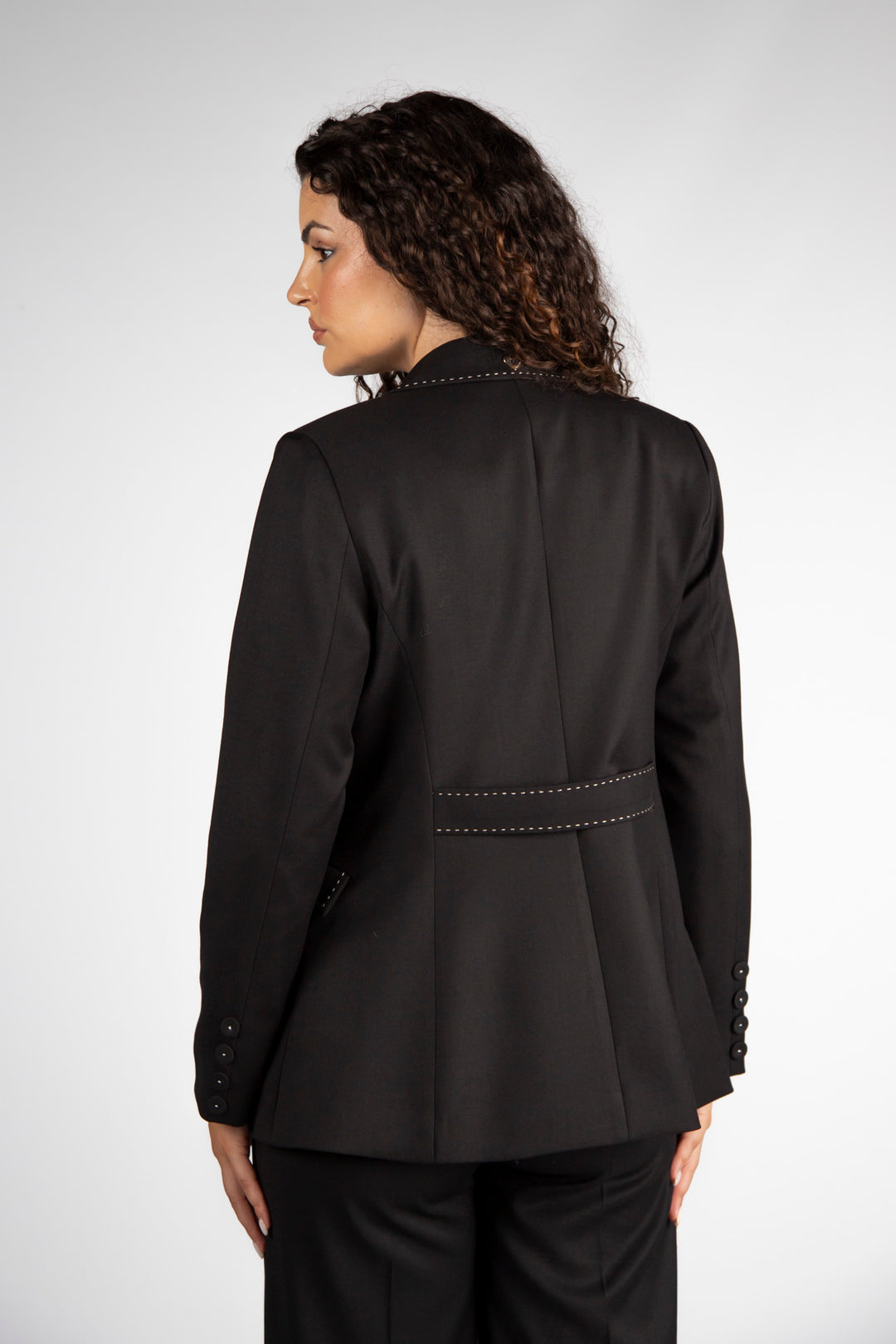 BLAZER PRETO COM DETALHE DE COSTURA SILVINA CAMPOS