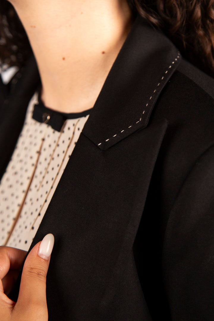 BLAZER PRETO COM DETALHE DE COSTURA SILVINA CAMPOS
