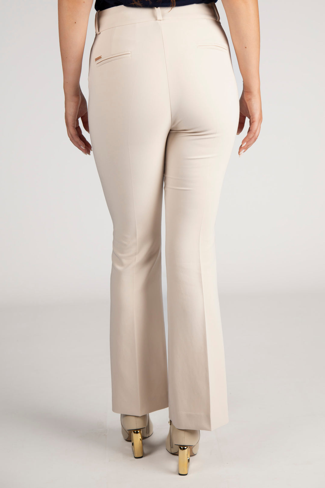 CALÇA BEGE COM CORRENTE SILVINA CAMPOS