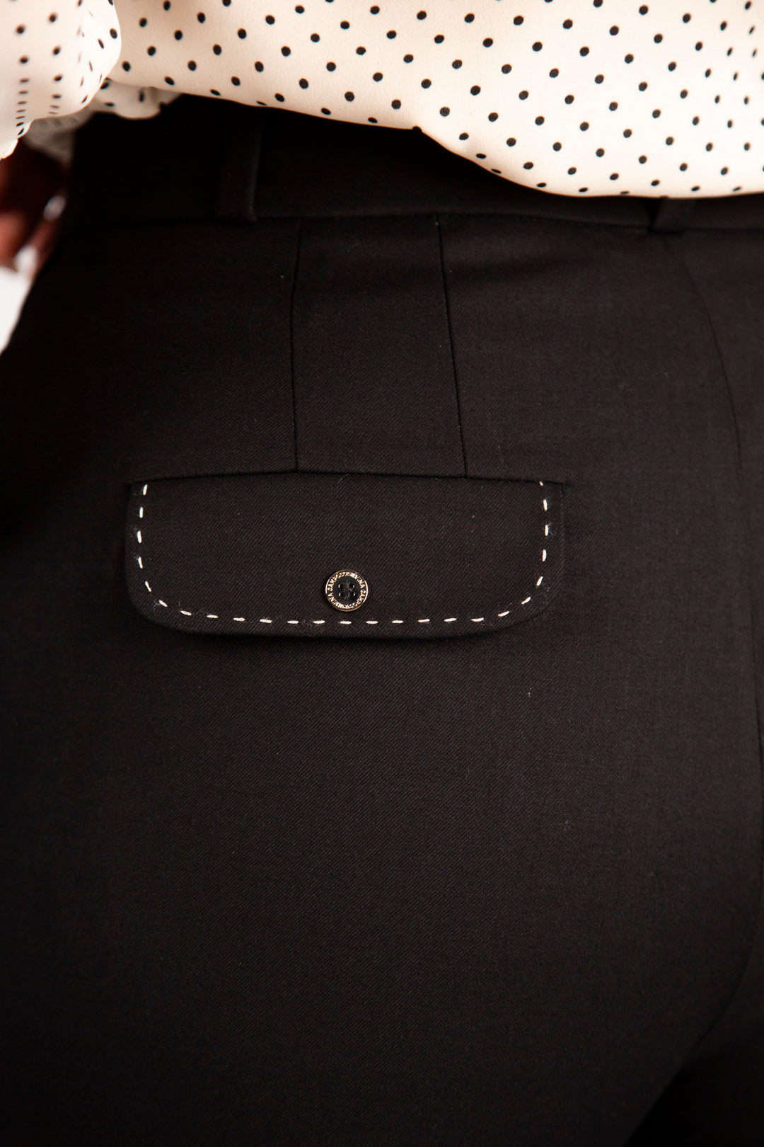 BLAZER PRETO COM DETALHE DE COSTURA SILVINA CAMPOS