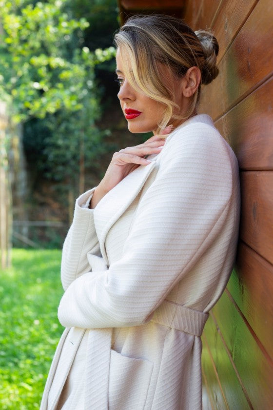 CASACO BEGE TEXTURADO COM CINTO SILVINA CAMPOS