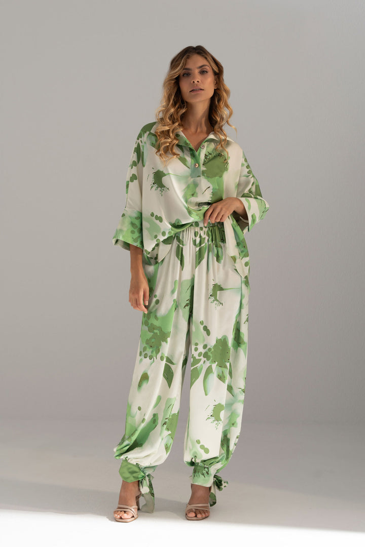 CALÇA VERDE ESTAMPADA FLUIDA COM DETALHE DE ATAR FERRACHE