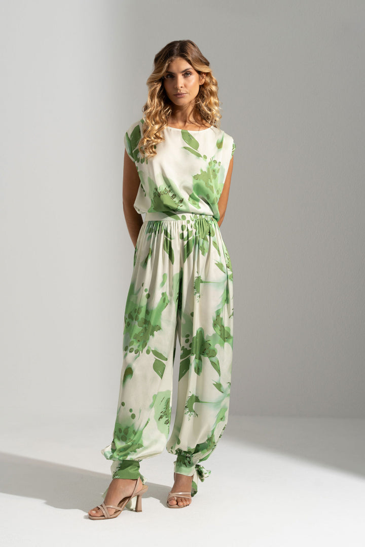 CALÇA VERDE ESTAMPADA FLUIDA COM DETALHE DE ATAR FERRACHE