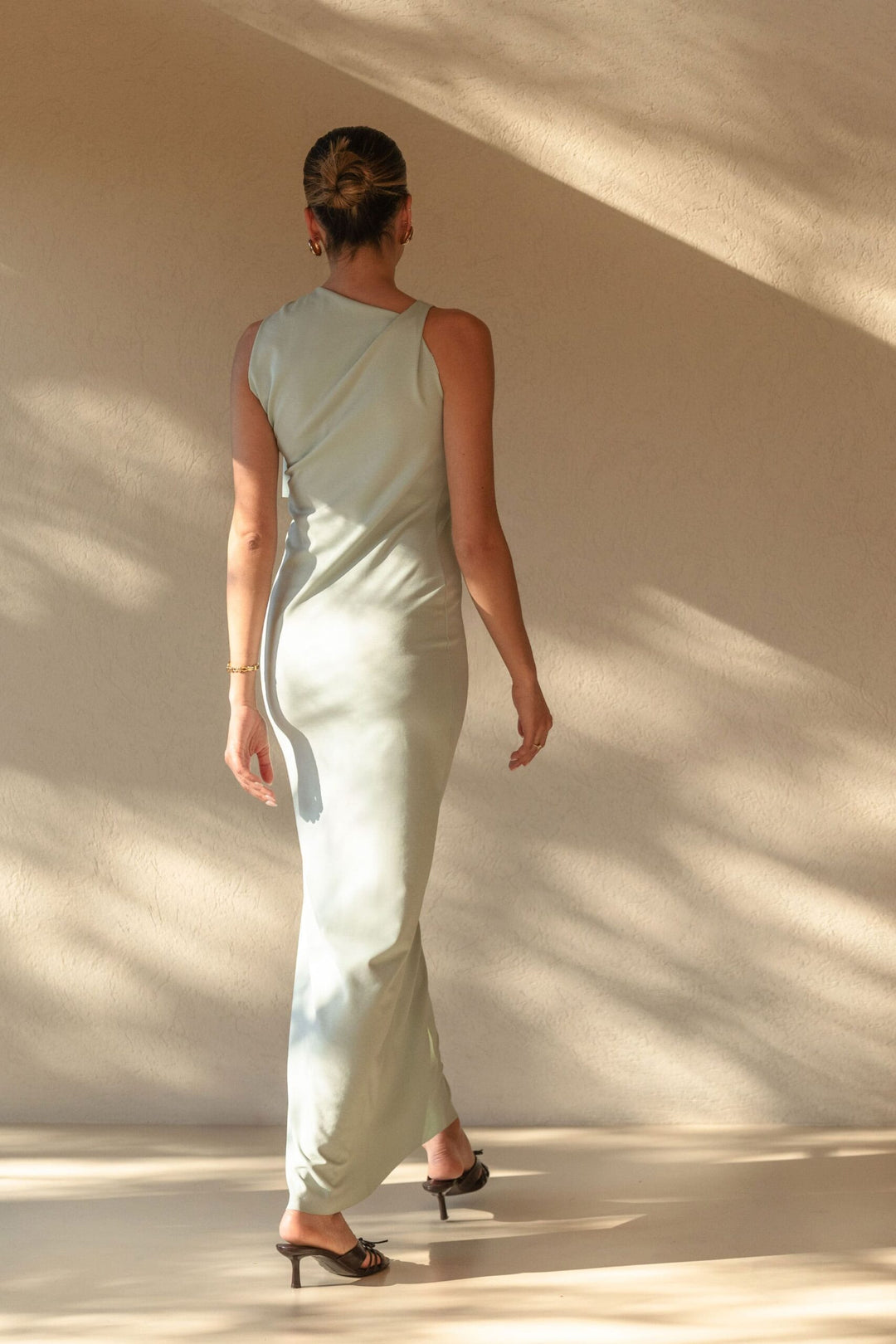 VESTIDO VERDE COMPRIDO COM DRAPEADO E LAÇO NO OMBRO FERRACHE