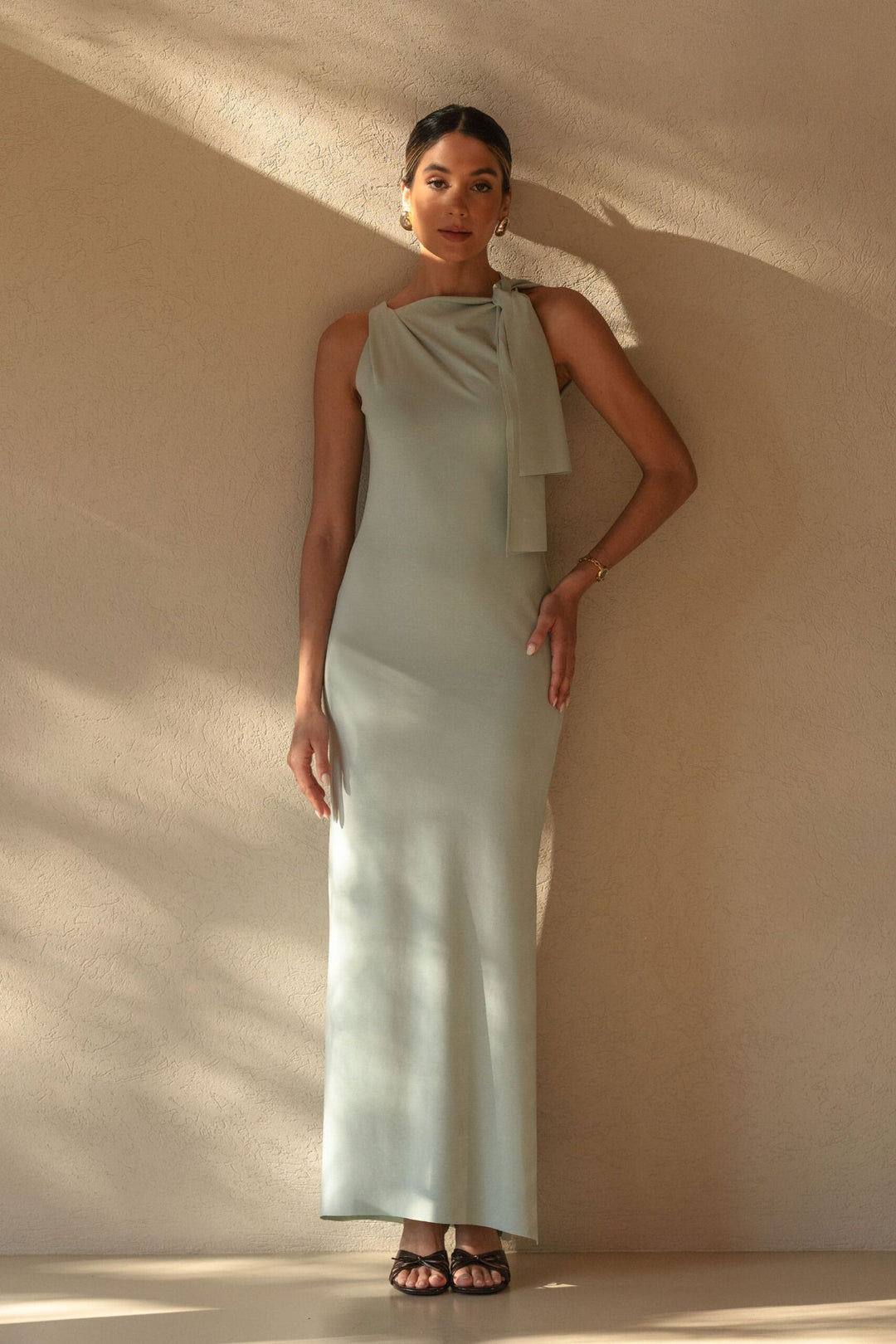 VESTIDO VERDE COMPRIDO COM DRAPEADO E LAÇO NO OMBRO FERRACHE