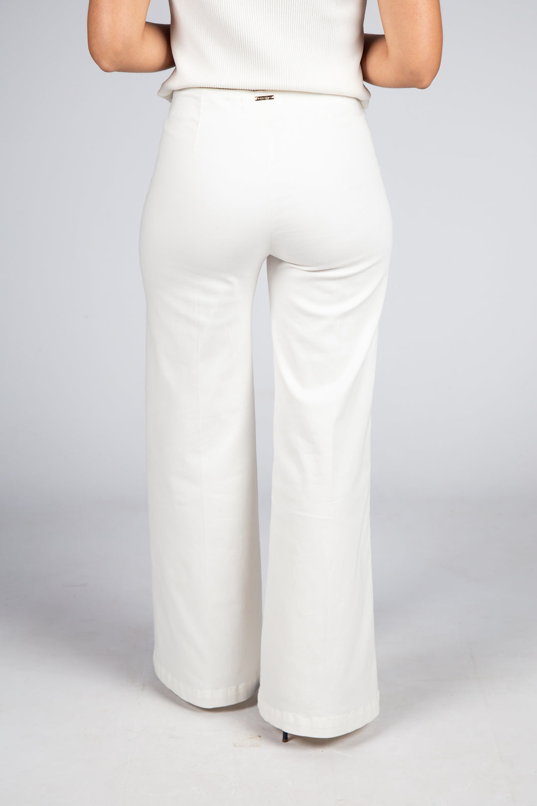 CALÇA DE SARGA BRANCA CORTE FLARE SILVINA CAMPOS