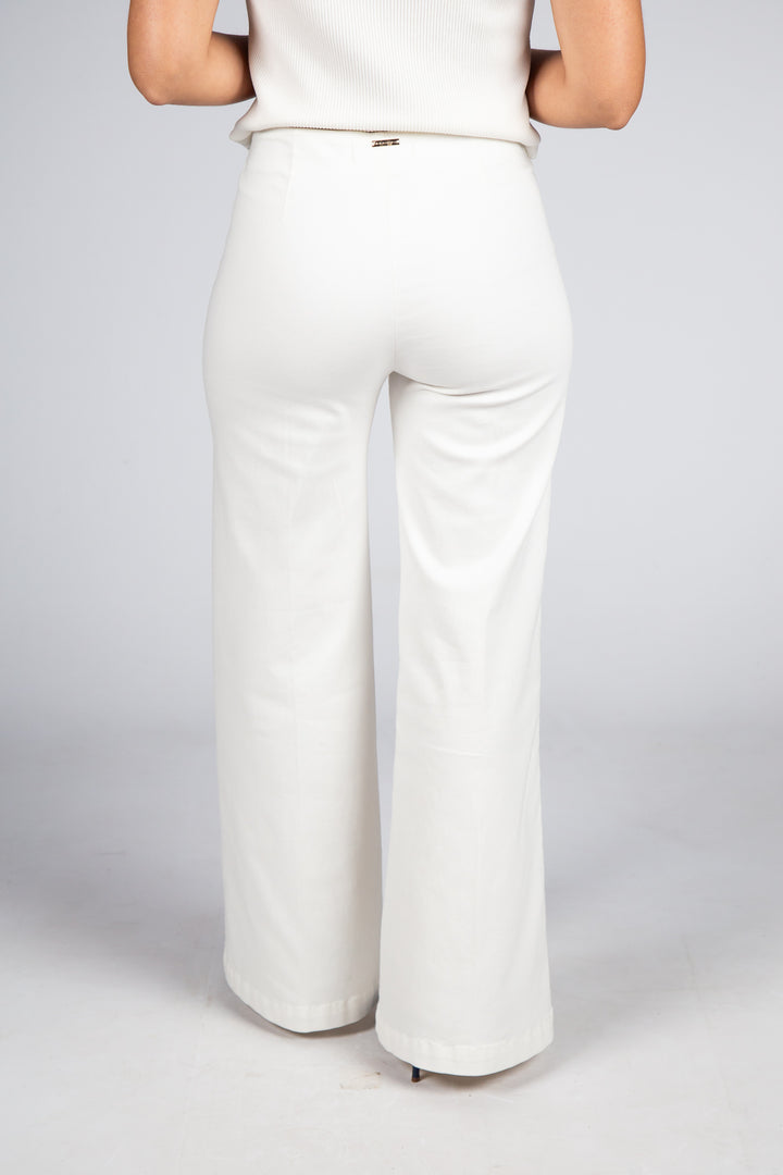 CALÇA DE SARGA BRANCA CORTE FLARE SILVINA CAMPOS
