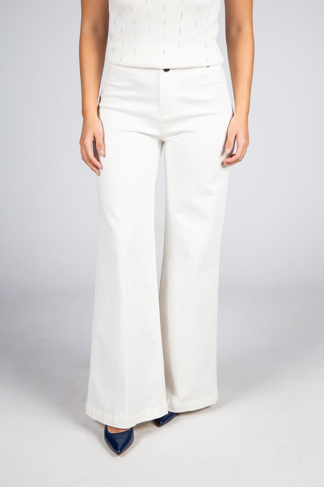 CALÇA DE SARGA BRANCA CORTE FLARE SILVINA CAMPOS