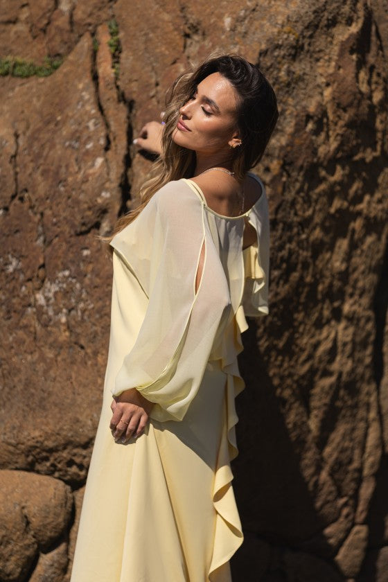 VESTIDO COMPRIDO AMARELO MANTEIGA COM FOLHO NA COSTA SILVINA CAMPOS
