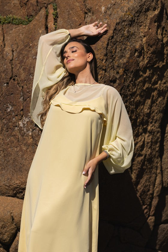 VESTIDO COMPRIDO AMARELO MANTEIGA COM FOLHO NA COSTA SILVINA CAMPOS