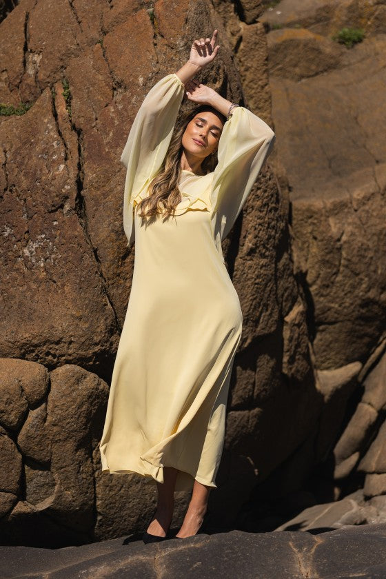 VESTIDO COMPRIDO AMARELO MANTEIGA COM FOLHO NA COSTA SILVINA CAMPOS