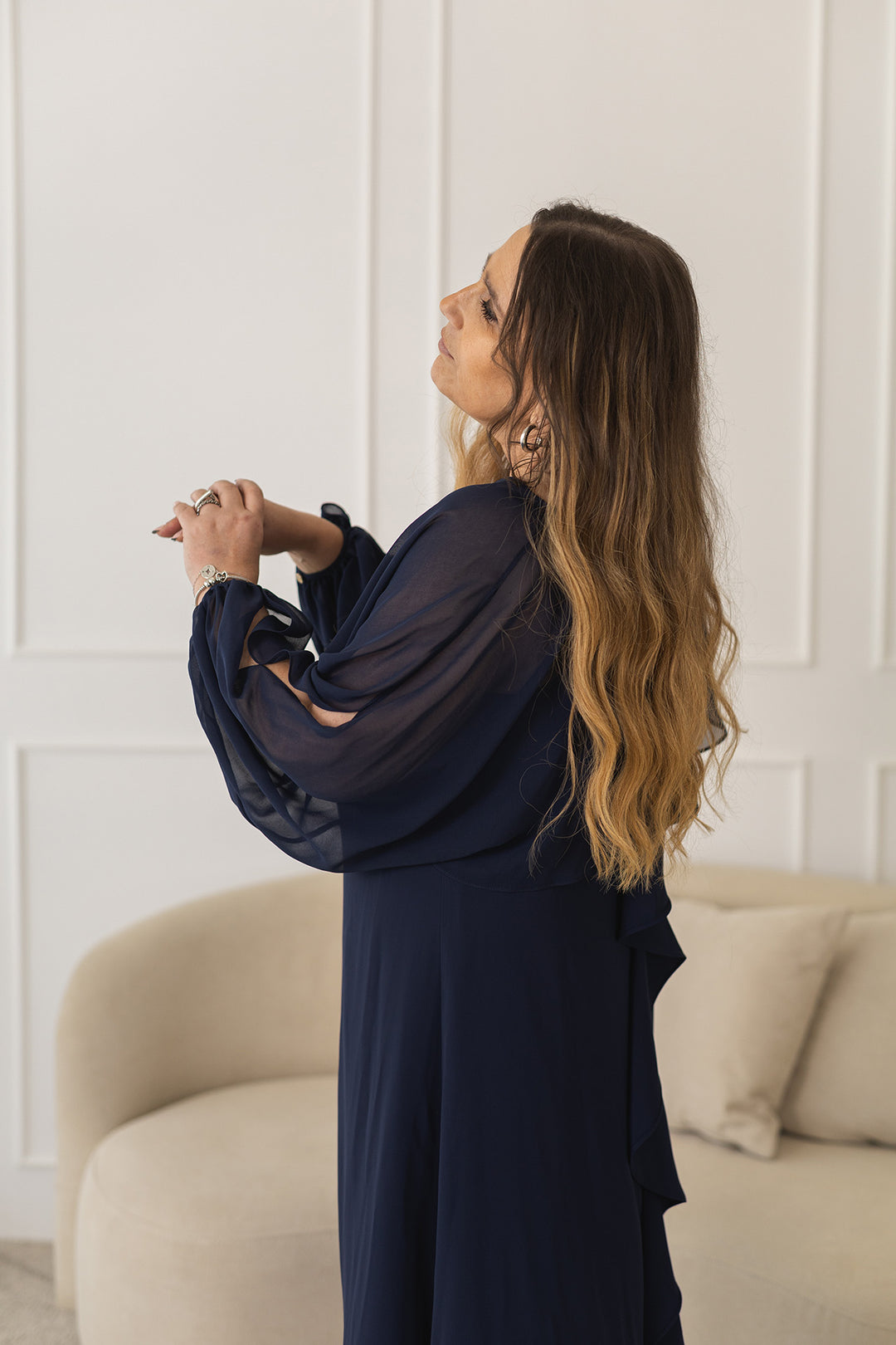 VESTIDO COMPRIDO AZUL MARINHO COM FOLHO NA COSTA SILVINA CAMPOS