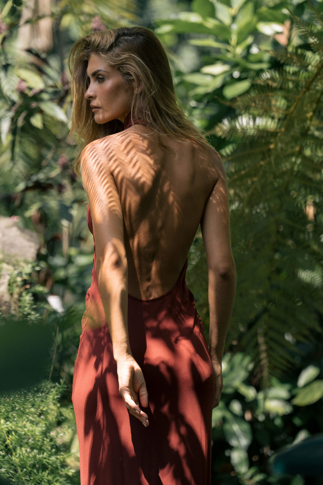 VESTIDO COMPRIDO BORDO DECOTADO COM DETALHE METÁLICO FERRACHE