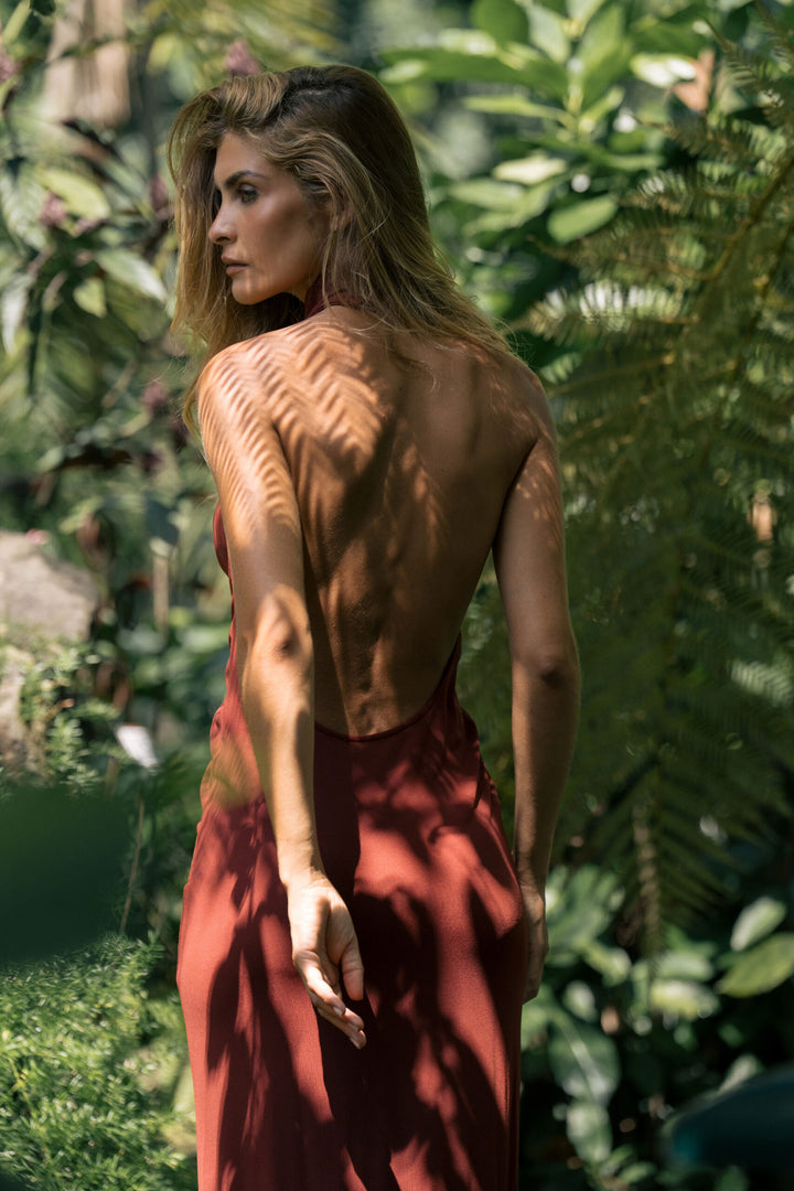 VESTIDO COMPRIDO BORDO DECOTADO COM DETALHE METÁLICO FERRACHE