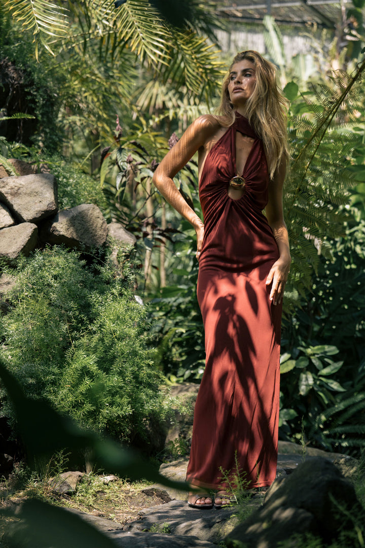 VESTIDO COMPRIDO BORDO DECOTADO COM DETALHE METÁLICO FERRACHE