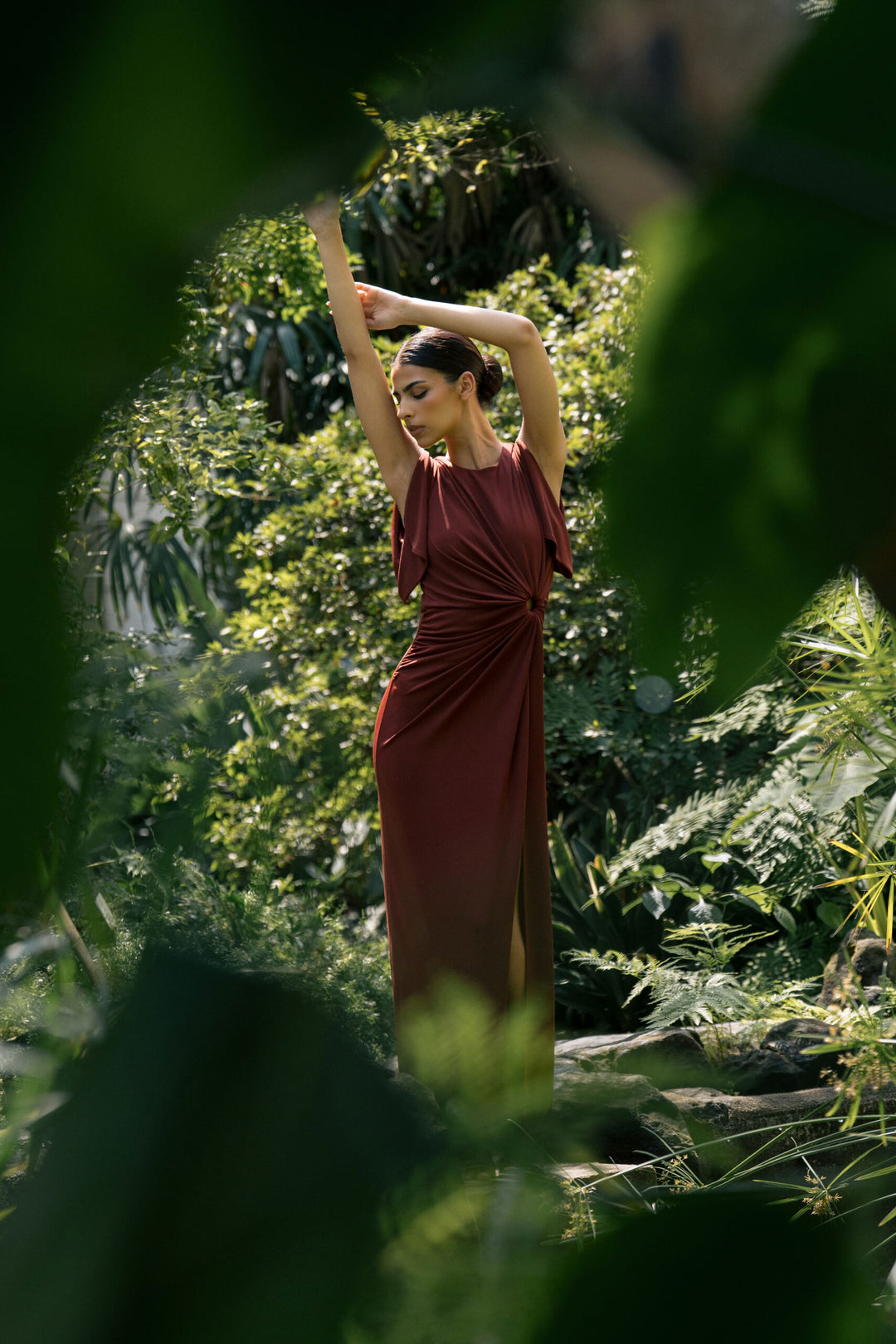 VESTIDO COMPRIDO BORDO COM DETALHE CUT-OUT FERRACHE