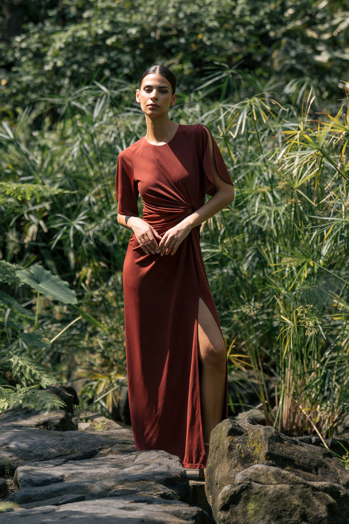 VESTIDO COMPRIDO BORDO COM DETALHE CUT-OUT FERRACHE