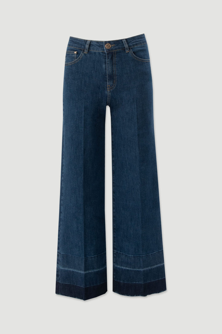 JEANS WIDE LEG COM DETALHE DE BAINHA FERRACHE