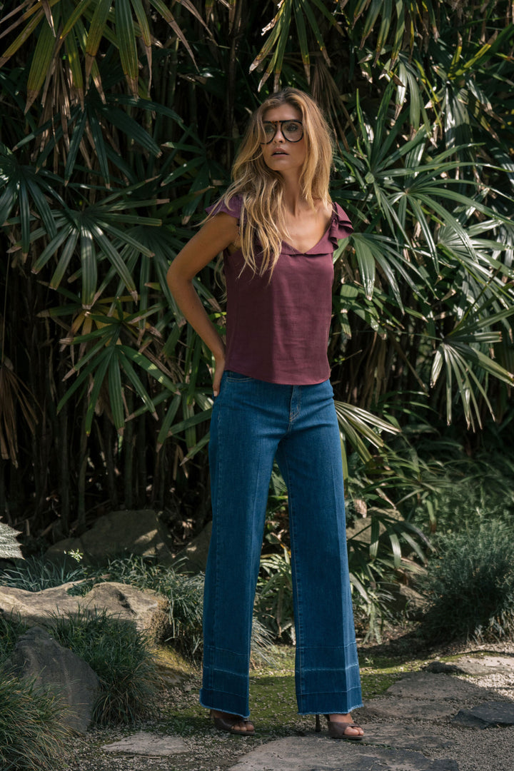 JEANS WIDE LEG COM DETALHE DE BAINHA FERRACHE