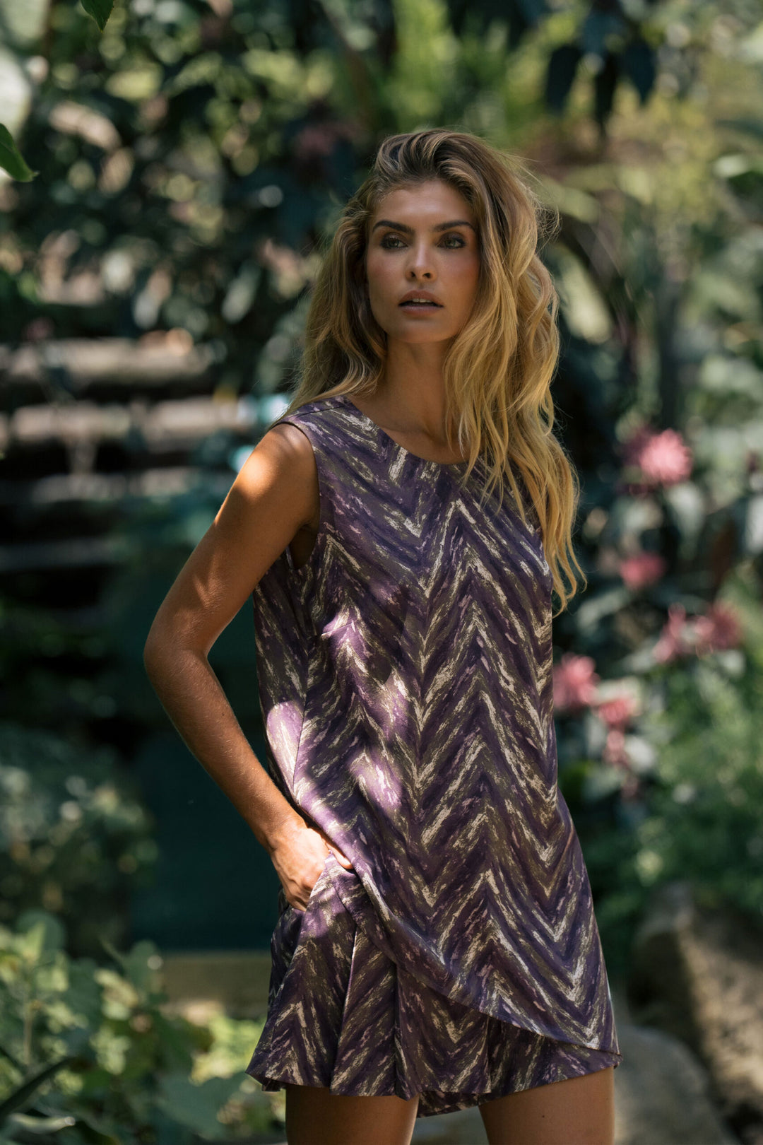 CALÇÃO CURTO ESTAMPADO COM PREGAS ROXO FERRACHE