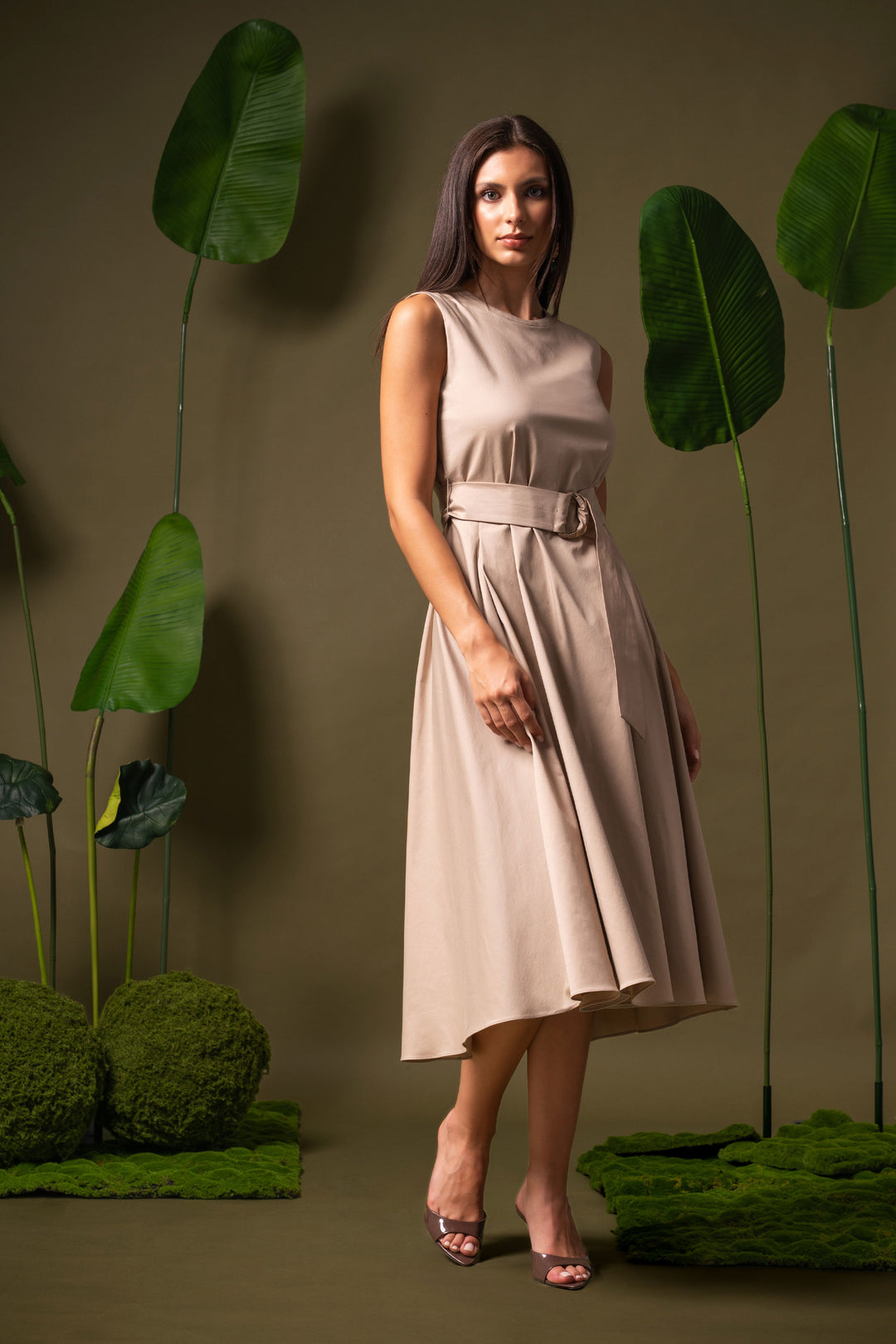 VESTIDO MIDI BEGE COM CINTO E FIVELA FERRACHE