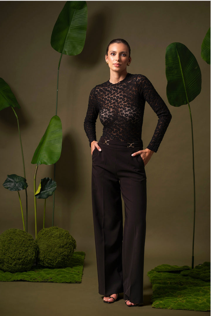 CALÇA PRETA WIDE LEG COM DETALHES METÁLICOS FERRACHE