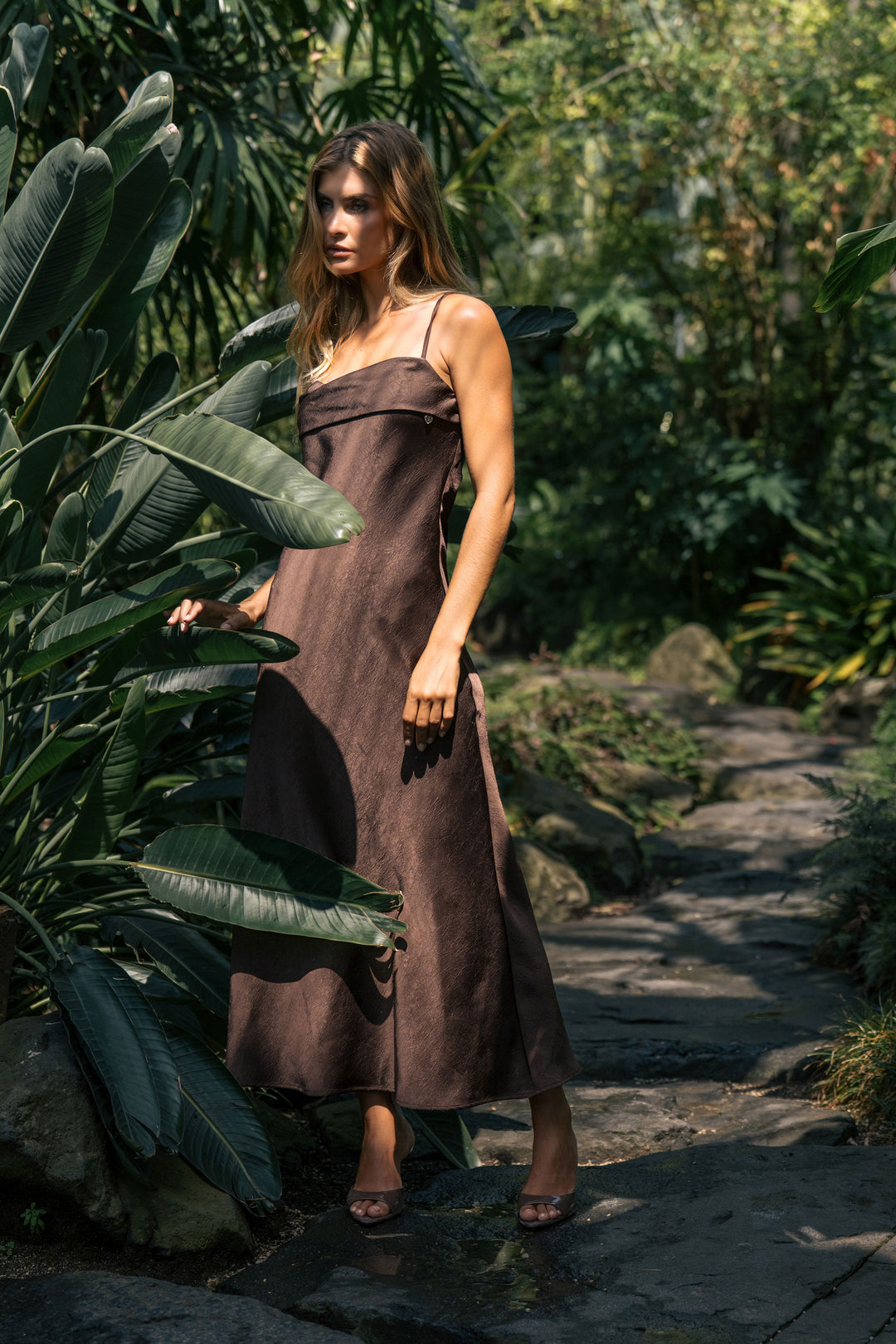VESTIDO MIDI CASTANHO ACETINADO COM COSTAS CRUZADAS FERRACHE