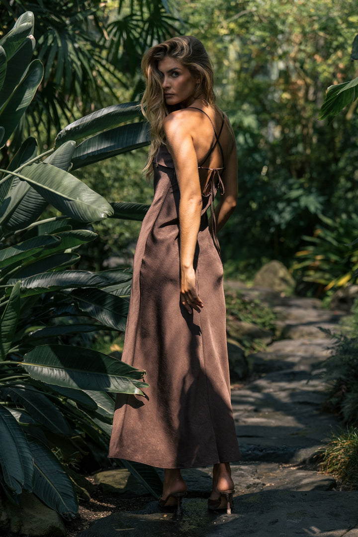 VESTIDO MIDI CASTANHO ACETINADO COM COSTAS CRUZADAS FERRACHE