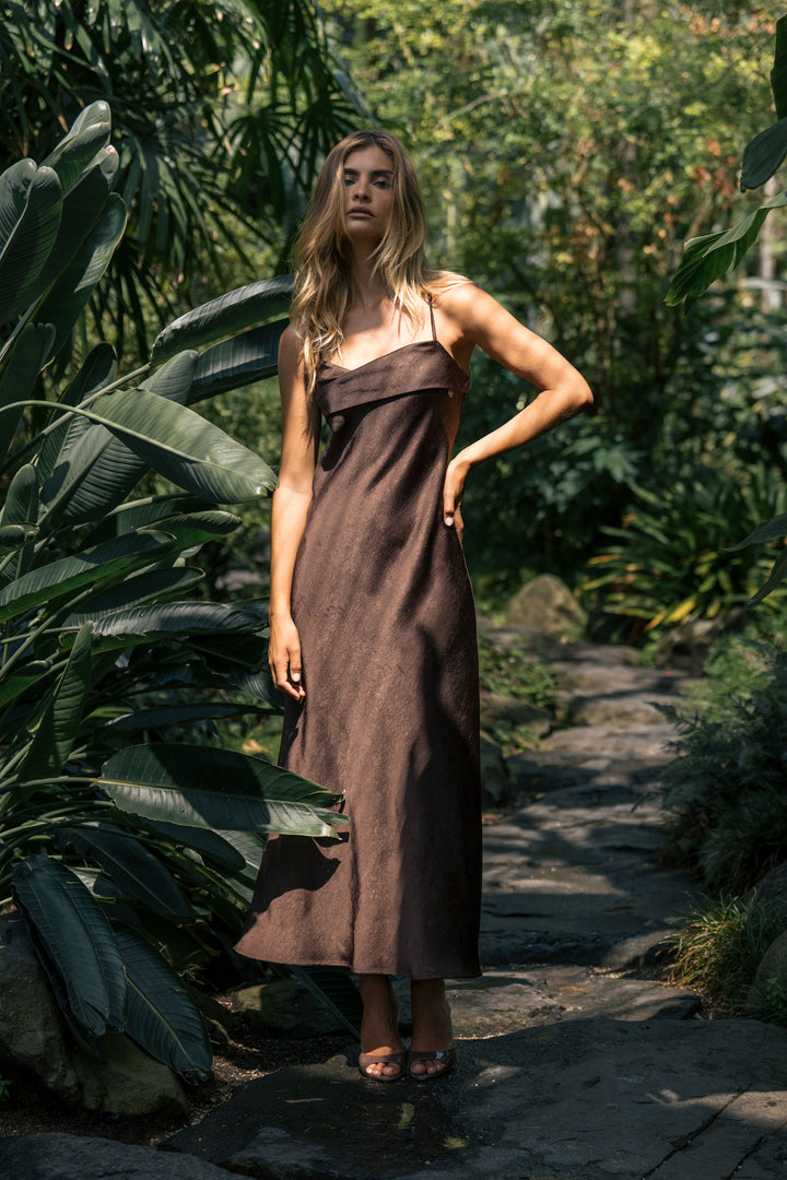 VESTIDO MIDI CASTANHO ACETINADO COM COSTAS CRUZADAS FERRACHE
