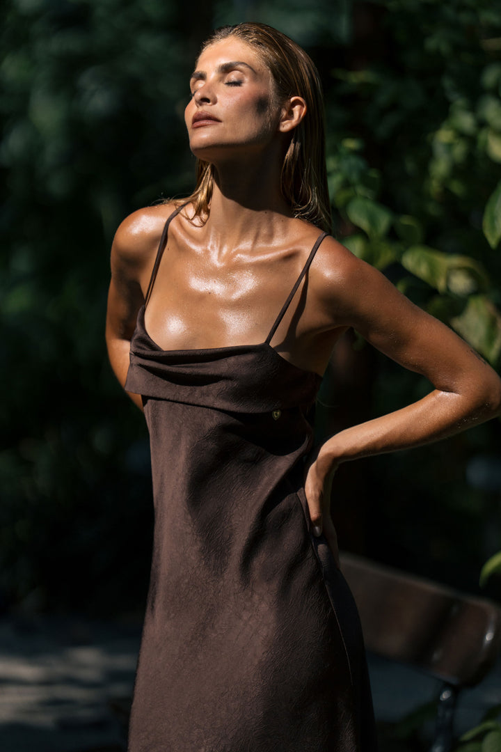 VESTIDO MIDI CASTANHO ACETINADO COM COSTAS CRUZADAS FERRACHE