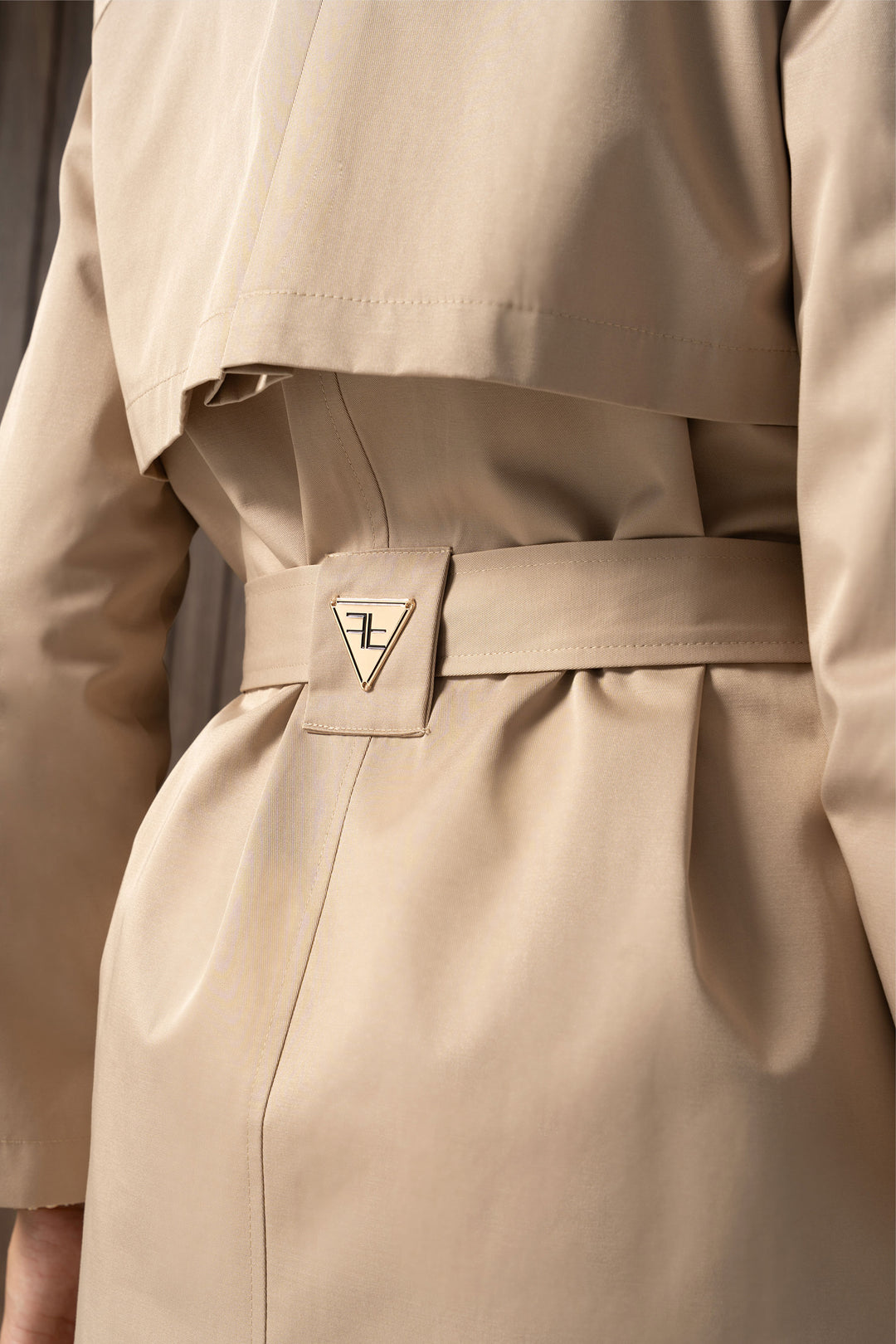 Trench coat bege com cinto Ferrache | Ponto Chic