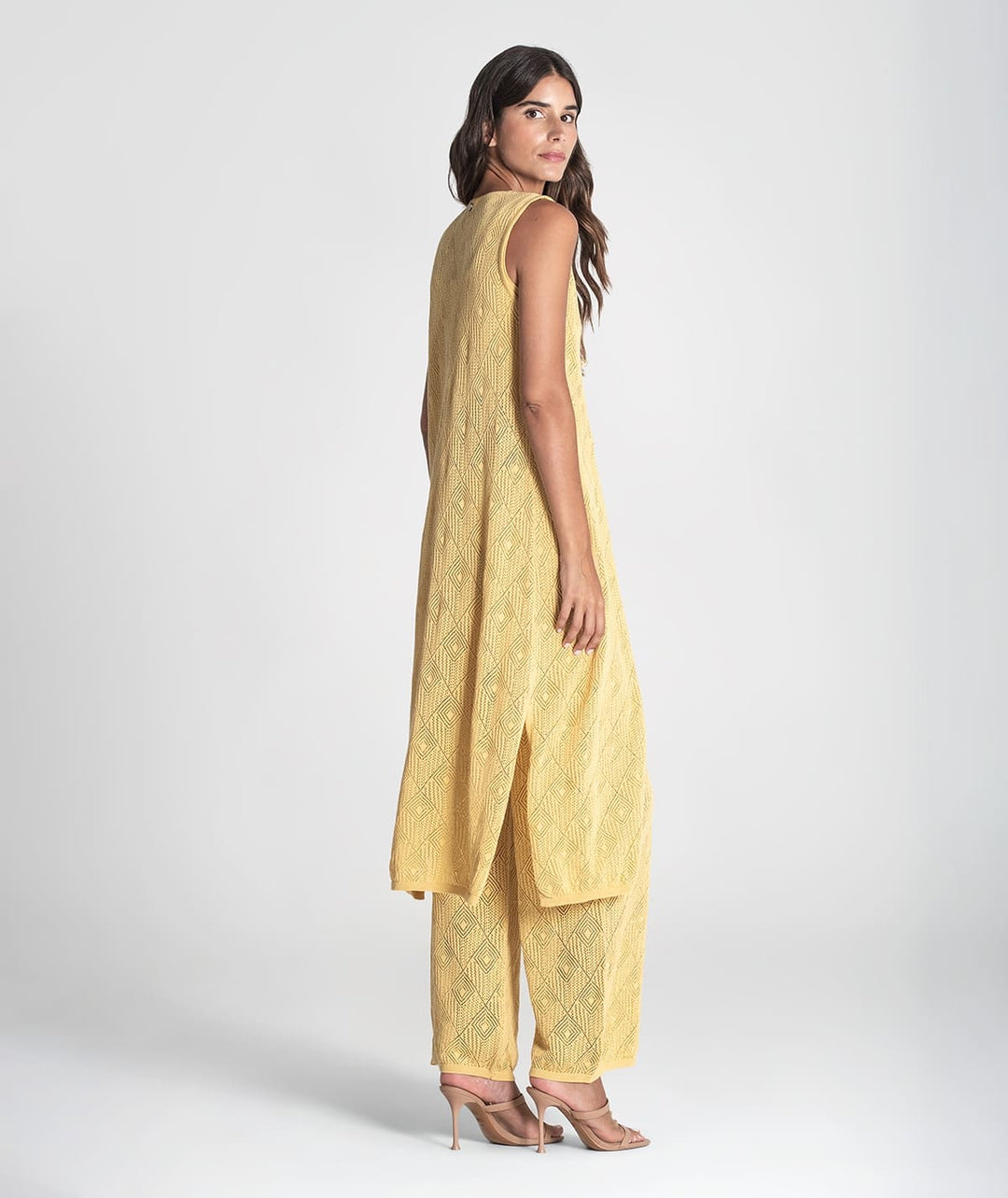 COLETE AMARELO PERFURADO COM ATILHOS RUGA
