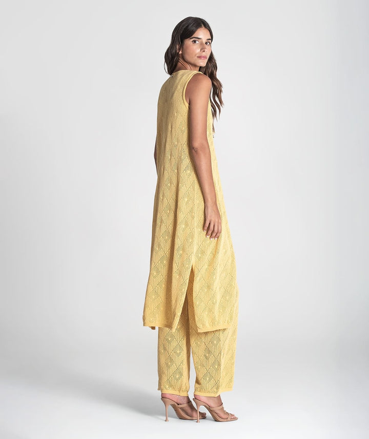 COLETE AMARELO PERFURADO COM ATILHOS RUGA