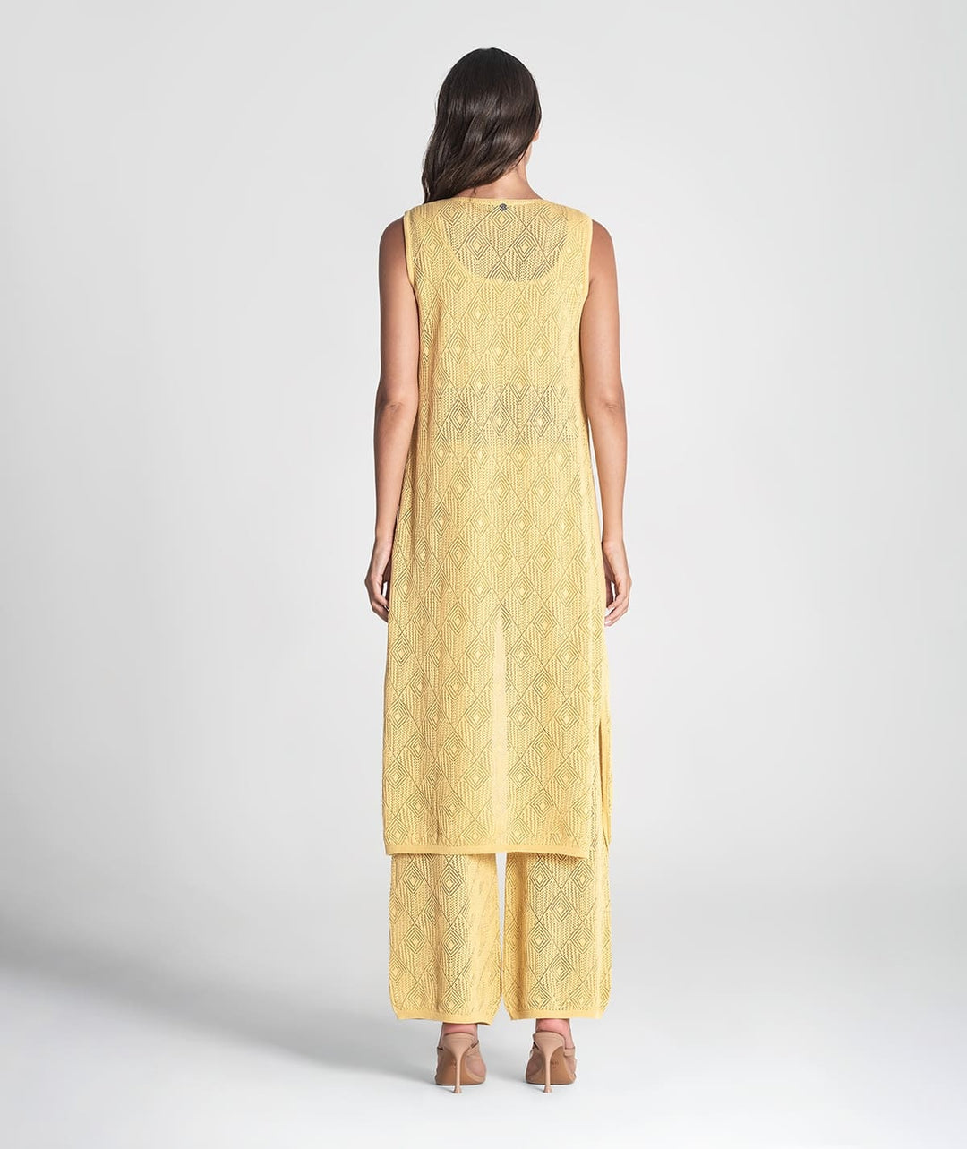 COLETE AMARELO PERFURADO COM ATILHOS RUGA