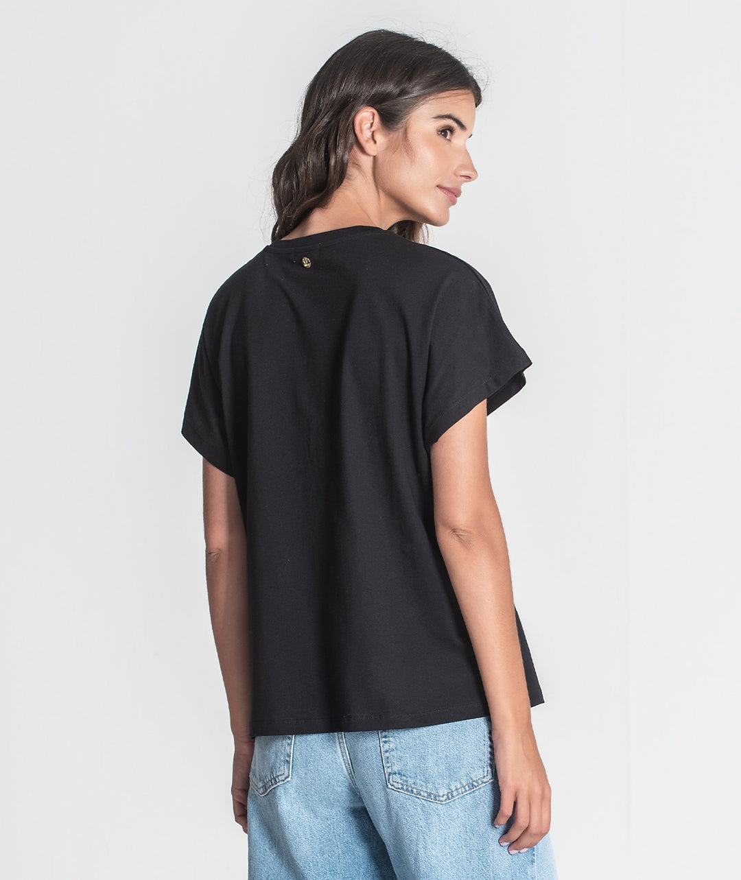 T-SHIRT PRETA R BORDADO RUGA