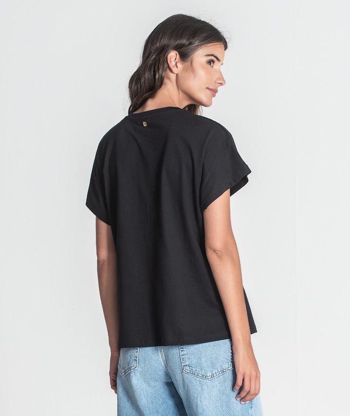 T-SHIRT PRETA R BORDADO RUGA