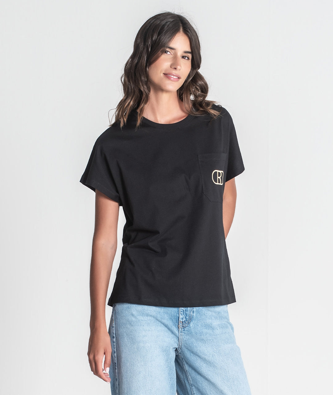 T-SHIRT PRETA R BORDADO RUGA
