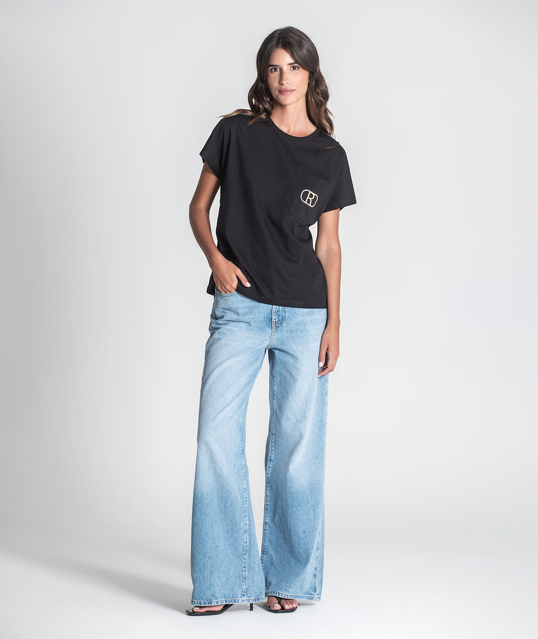 T-SHIRT PRETA R BORDADO RUGA
