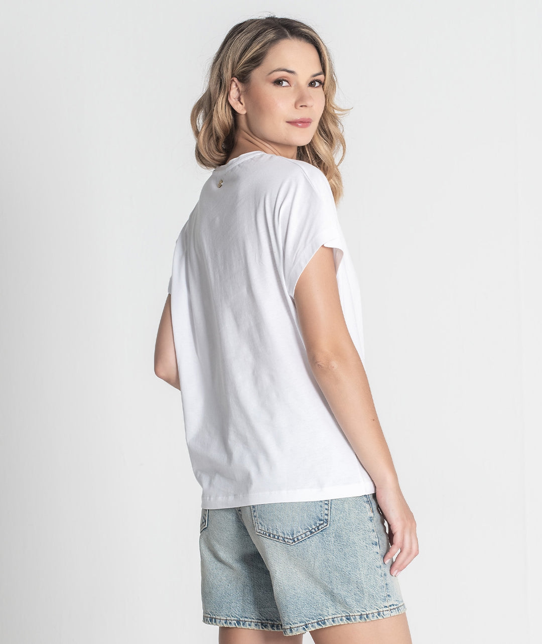 T-SHIRT BRANCA R BORDADO RUGA
