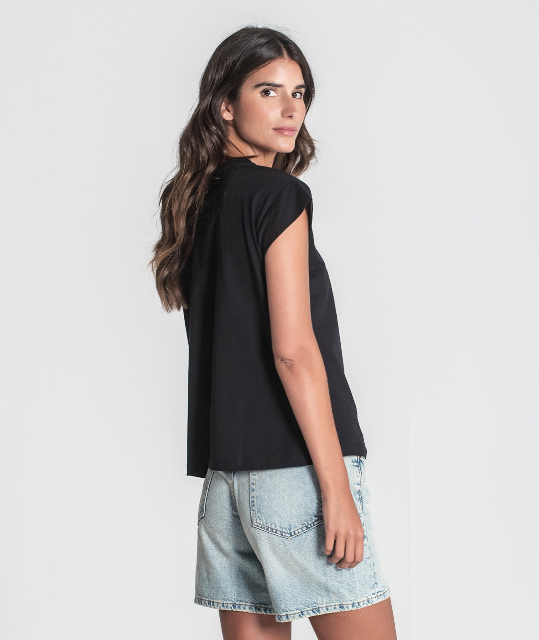 T-SHIRT PRETA COM TRANSFER BRILHANTES