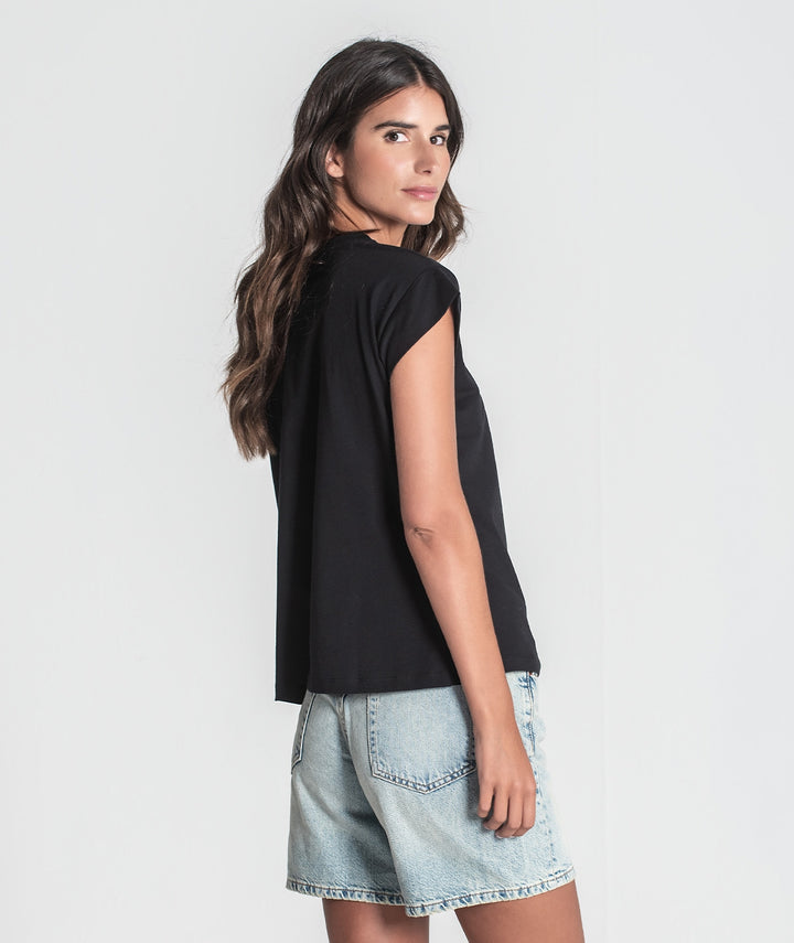 T-SHIRT PRETA COM TRANSFER BRILHANTES