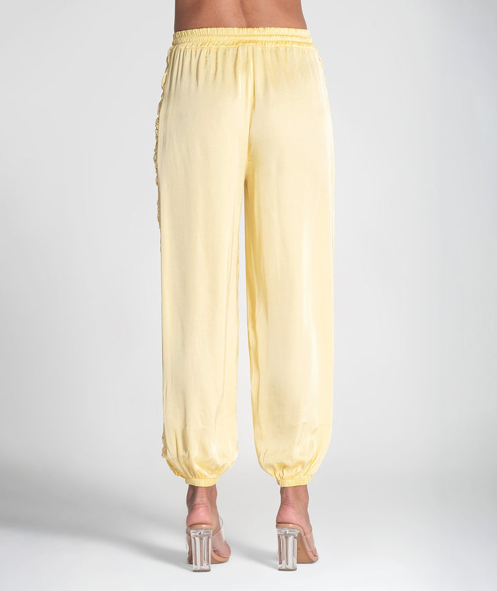 CALÇA AMARELA COM FOLHO NA LATERAL RUGA