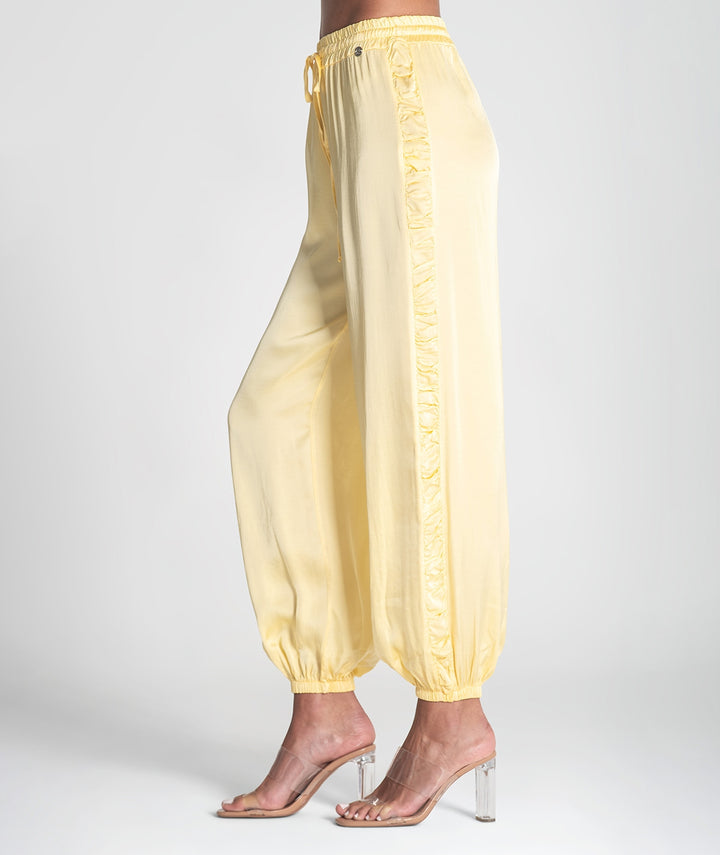 CALÇA AMARELA COM FOLHO NA LATERAL RUGA