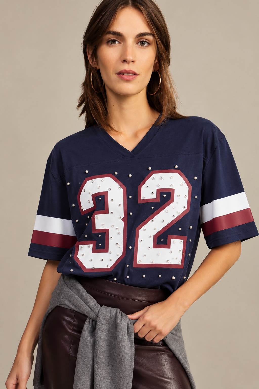 T-SHIRT AZUL MARINHO COM DECOTE EM V E ESTAMPADO 32 COM APLICAÇÕES DIXIE