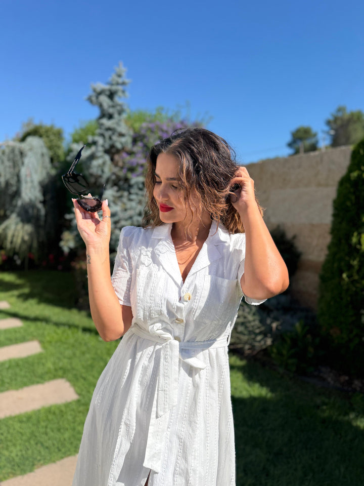 VESTIDO CAMISEIRO BRANCO TEXTURADO COM CINTO PONTO CHIC