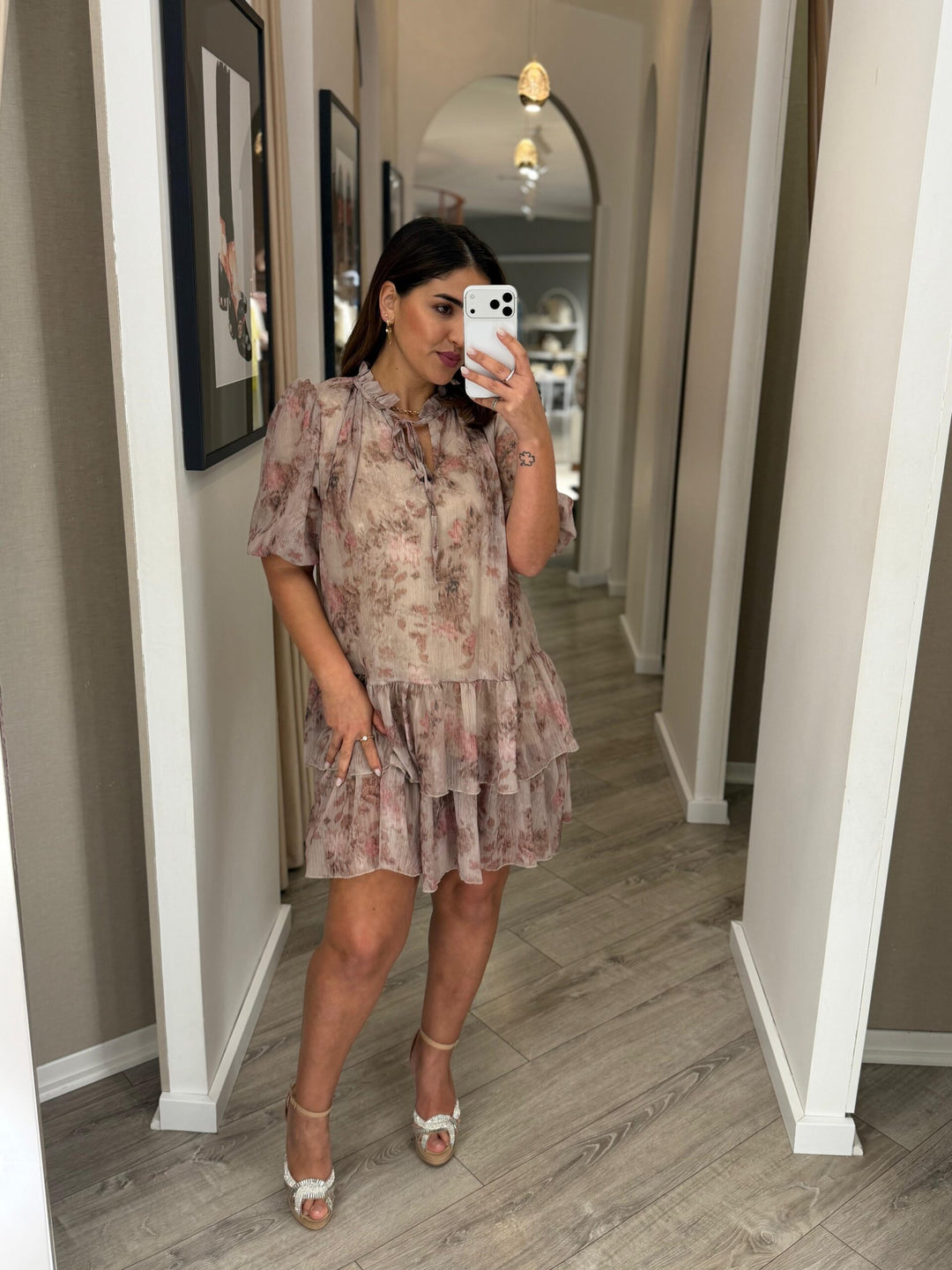 VESTIDO TAUPE FLORAL COM FOLHOS PONTO CHIC