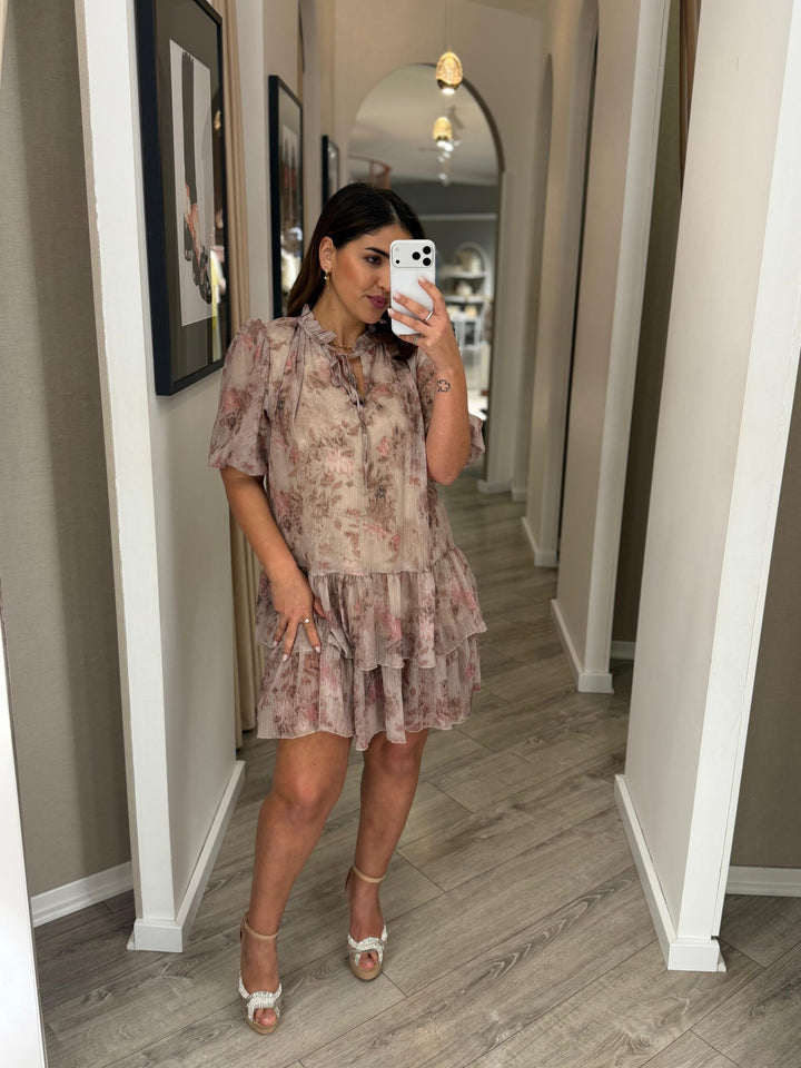 VESTIDO TAUPE FLORAL COM FOLHOS PONTO CHIC