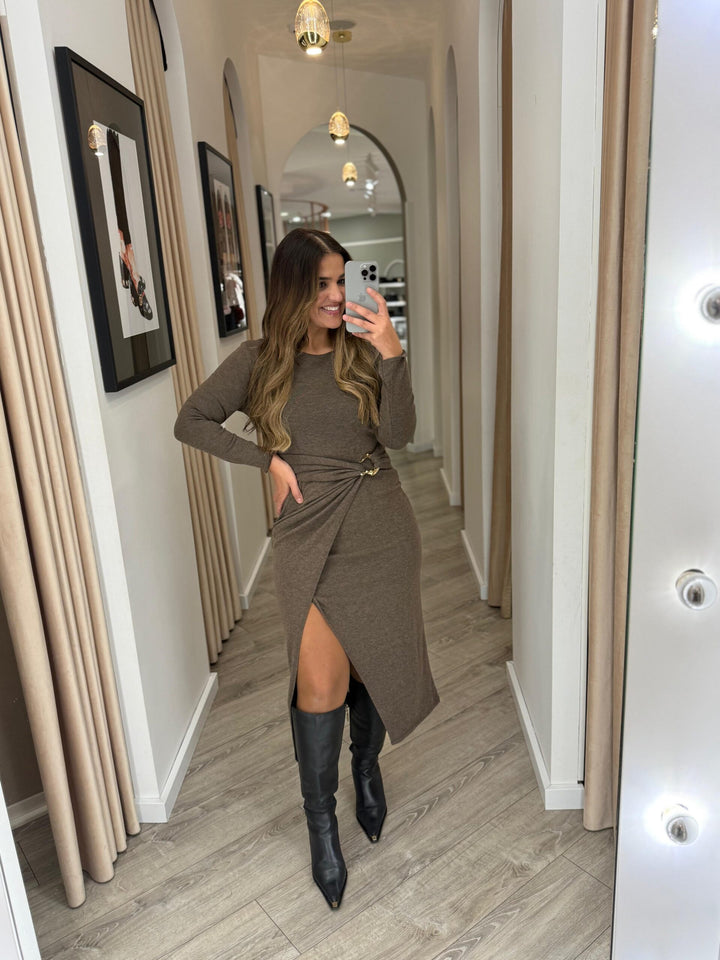 VESTIDO CASTANHO COM FIVELA DOURADA PONTO CHIC